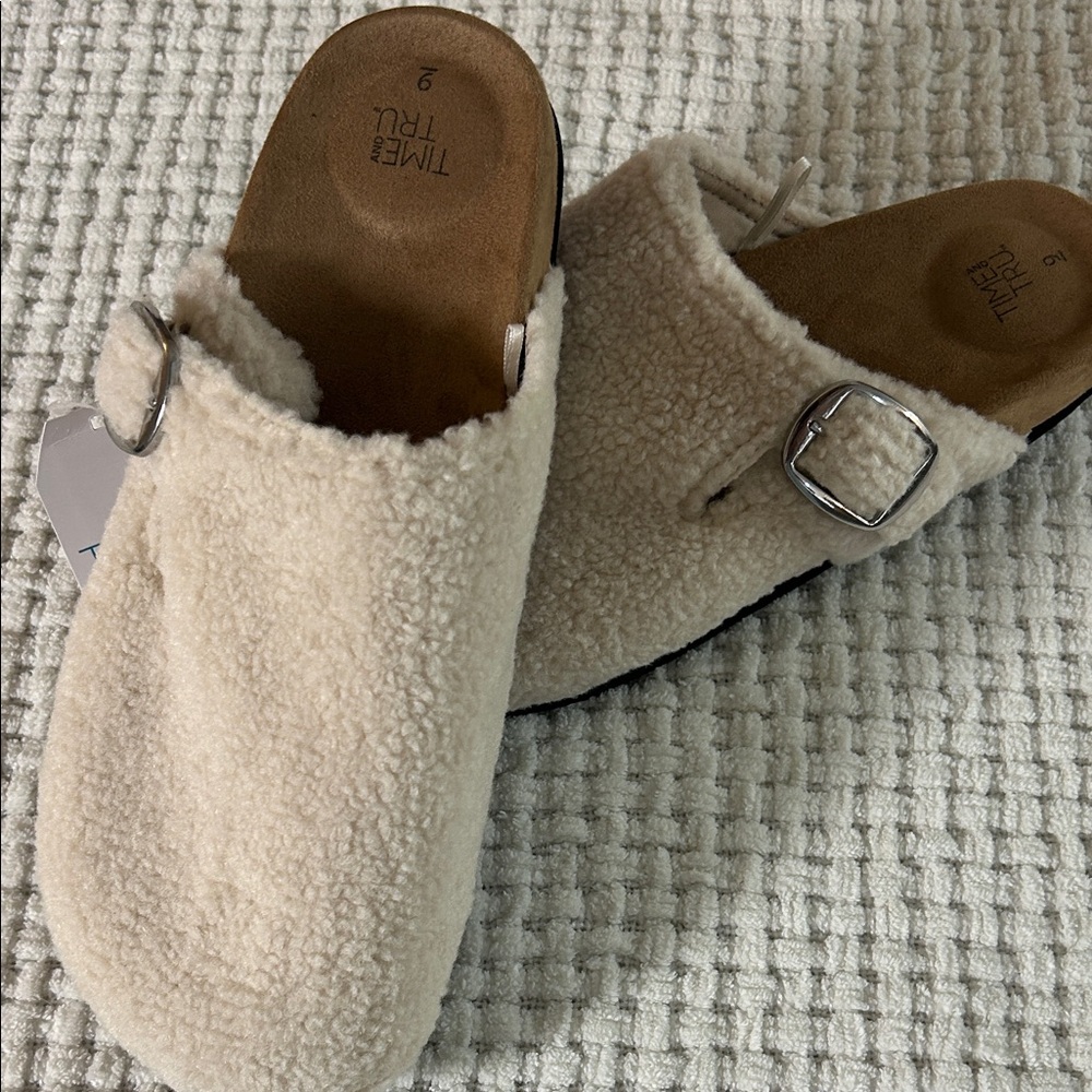 Time and Tru Beige Fleece Slippers - Picture 5 of 8